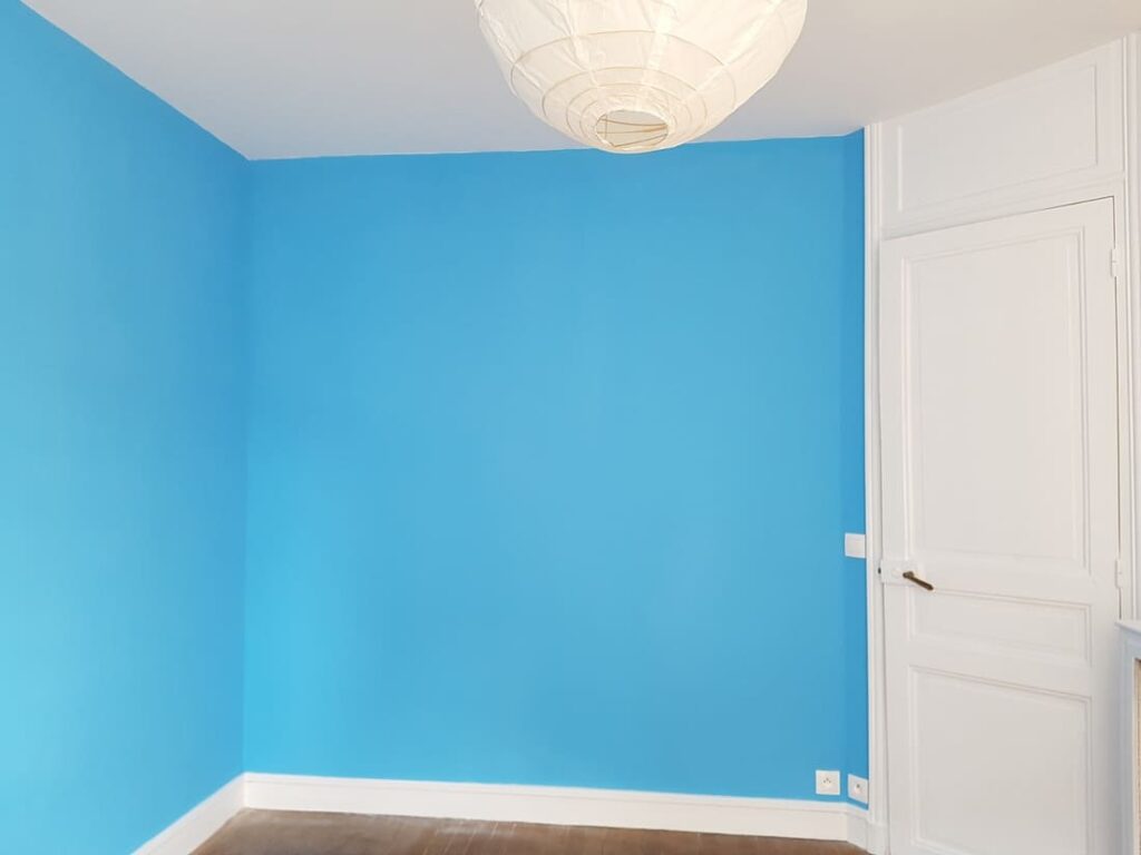 Une chambre lumineuse avec des couleurs claires pour une rénovation à Paris (75011)