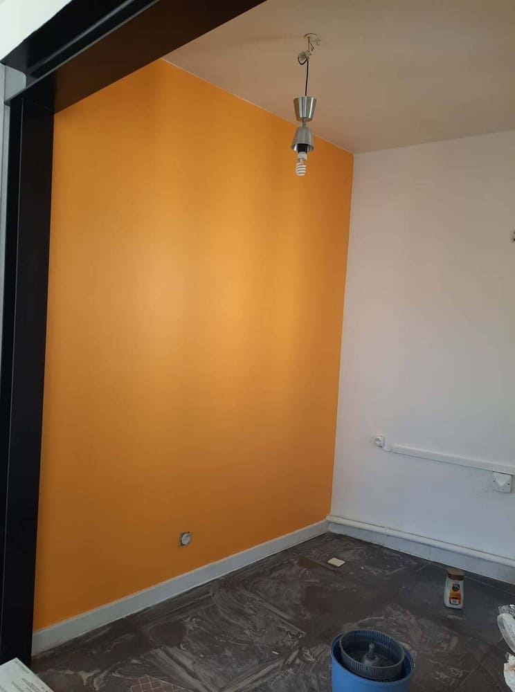 Rénovation d'un mur orange d'un appartement à Paris 75010